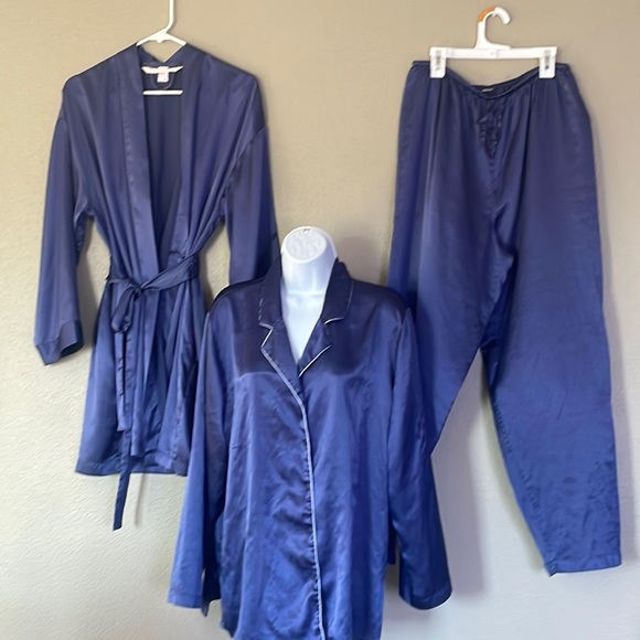 Victoria’s Secret pajamas and robe set machine washable! - Picture 1 of 15